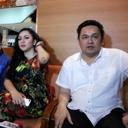 Dongeng Filosofis Farhat Abbas untuk Nia Daniati