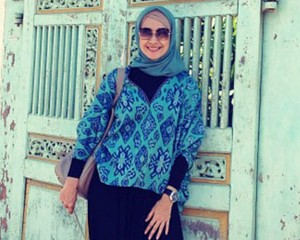 Hijab Style: Alya Rohali Cantik dengan Gaya Sederhana