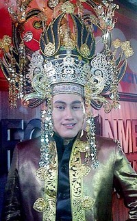 Ini mahkota ada nuansa King Nassar. Tombak tengah itu tadinya mau kujang ya, ini etnik leluhur, akhirnya pakai tombak Jogja. Tengahnya batok China. Ini ada unsur Sunda juga, ujar Nassar.