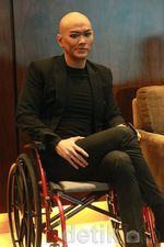 Deddy Corbuzier Duduk di Kursi Roda