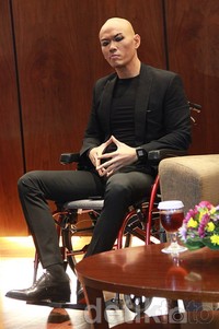 Ia mengatakan, penyakitnya itu ada hubungannya dengan masa lalunya yang pernah mengalami kecelakaan. Asep/detikHOT.