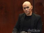 Deddy Corbuzier Duduk di Kursi Roda