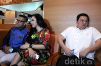 Regina sendiri menegaskan hubungannya dengan Farhat sebatas hubungan kerja.