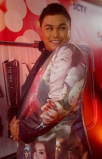 Di jas tersebut terdapat foto Ariel, Farhat Abbas, Syahrini, Julia Perez dan selebriti lainnya.