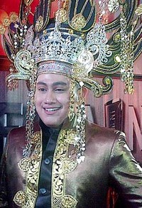 Memakai mahkota seberat tiga kilogram, Nassar tampak heboh.