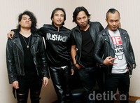 Band tersebut bernama Frontman, beranggota Piyu, Dendi 'Mike's Apartmen', Galih, Maki 'Ungu' dan Agung Gimbal. Gus Mun/detikHOT.