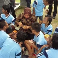 Risma Kangen-kangenan dengan Anak-anak Berkebutuhan Khusus