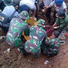 Jenazah Korban Longsor Muchoiyaroh Ditemukan Pegang Tasbih