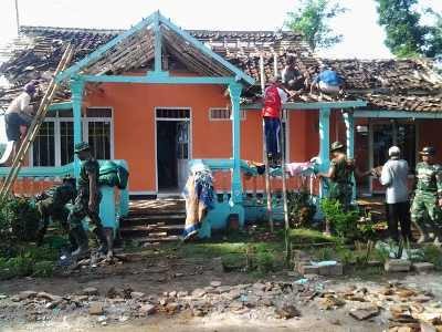 Pasca Puting Beliung di Banyuwangi, Ratusan Relawan Perbaiki Rumah Warga