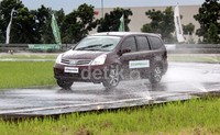 Ban membuat mobil lebih stabil dalam kondisi kering dan basah, memiliki pengereman yang responsif.