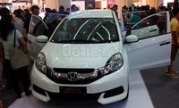Penyerahan kunci kepada 29 konsumen pertama di Surabaya ini sekaligus meramaikan pengenalan mobil keluarga kepada masyarakat umum.
