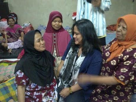 Iriana Temani Jokowi Kunjungi Posko Banjir di Cililitan