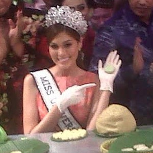 Yummy! Miss Universe Bikin Bakpia di Yogya