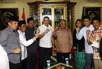 Timwas Century dan Din Syamsuddin mengepalkan tangan bersama disela-sela pertemuan. Lamhot Aritonang/detikFoto.