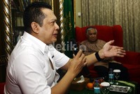 Bambang Soesatyo menjelaskan roadshownya kepada Din Syamsudin. Lamhot Aritonang/detikFoto.