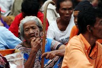 Warga miskin berdatangan ke Vihara Dharma Bhakti untuk mengantre angpau.
