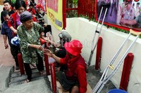 Warga miskin berharap kecipratan rezeki dari pengunjung Vihara Dharma Bhakti.