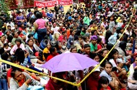 Mereka mengantre untuk mendapatkan angpau.