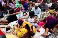 Mereka rela menginap di pelataran Vihara Dharma Bhakti.