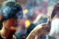 Seorang warga tampak khusyuk berdoa.