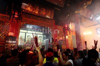 Mereka ramai-ramai ke vihara untuk berdoa.
