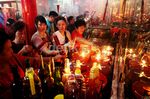 Warga Tionghoa Bersembahyang Imlek