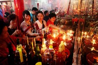 Warga Tionghoa terus berdatangan di Vihara Dharma Bhakti untuk melakukan sembahyang.
