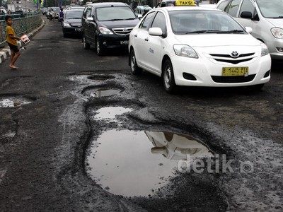 Banjir Sisakan Kerusakan Jalan