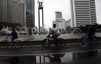 Sepinya Jakarta dimanfaatkan sejumlah warga bermain sepeda di sekitar Bundaran HI. Lamhot Aritonang/detikFoto.