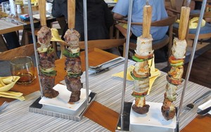 Gigante Brocheta, Sate Raksasa Khas Spanyol Disajikan di Bizto Graffiti