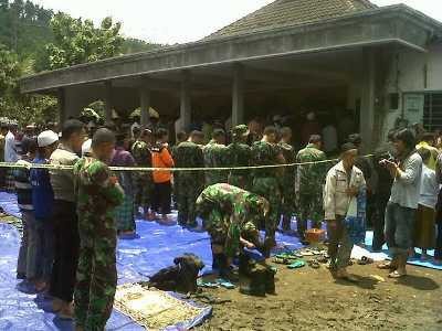 Ratusan Orang Gelar Salat Gaib Bagi Korban Longsor di Jombang