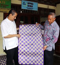 Selain melakukan launching buku, Anggito bersama Bupati Sleman Sri Purnomo mengunjungi sentra industri tikar mendong yang akan diberikan kepada jamaah haji Indonesia saat menunaikan ibadah haji di Armina.