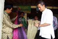 Tikar yang berbahan baku tanaman mendong ini mempunyai keunggulan dibanding tikar plastik. Tikar ini bila digunakan di tempat panas akan terasa dingin. sebaliknya bila di tempat dingin akan hangat.