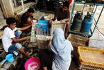 Membersihkan Lumpur Sisa Banjir