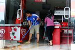 Membersihkan Lumpur Sisa Banjir