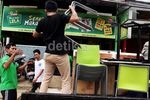 Membersihkan Lumpur Sisa Banjir