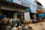 Membersihkan Lumpur Sisa Banjir