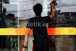 Membersihkan Lumpur Sisa Banjir