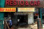Membersihkan Lumpur Sisa Banjir