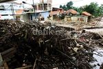 Sampah Menumpuk di Jembatan Kalibata