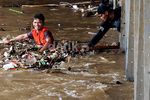 Sampah Menumpuk di Jembatan Kalibata