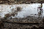 Sampah Menumpuk di Jembatan Kalibata