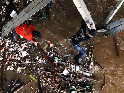 Sampah Menumpuk di Jembatan Kalibata