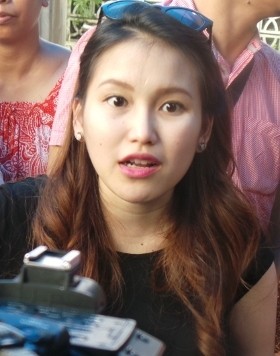 Hibur Korban Banjir, Ayu Ting-Ting Nyanyi 2 Lagu