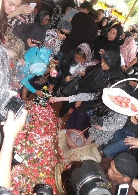 Isak Tangis Keluarga dan Sahabat Iringi Pemakaman Murry Koes Plus