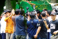 Jenazah Murry digotong menuju liang lahat. Drummer Koes Plus itu meninggal di usia 64 tahun dan meninggalkan satu istri, empat anak dan lima cucu.