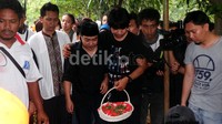 Isak tangis keluarga dan sahabat mengiringi prosesi pemakaman Murry. 