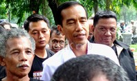 Gubernur DKI Jakarta Joko Widodo (Jokowi) tampak hadir di pemakaman Murry.