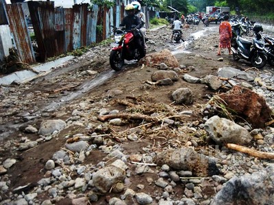 Jalur Pantura Situbondo Tertutup Material Banjir