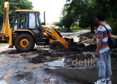 Material Banjir di Jalur Pantura Situbondo Dibersihkan